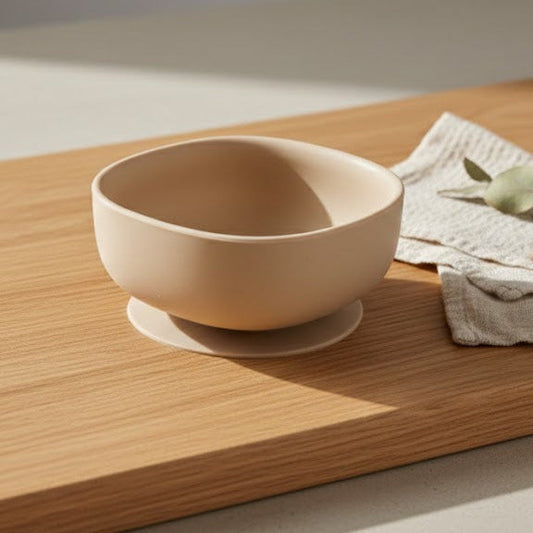 Siliconen kom met zuignap voor aan de eettafel - Kleur beige neutraal - Bebe & Bubi