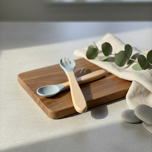 Siliconen bestek met houten greep voor aan de eettafel - blauw neutraal - Bebe & Bubi