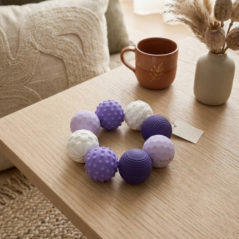 Magnetische siliconen sensory ballen voor baby's in de kleur Lilac Mist van Bebé & Bubi – educatief bijtspeelgoed en stapelset.